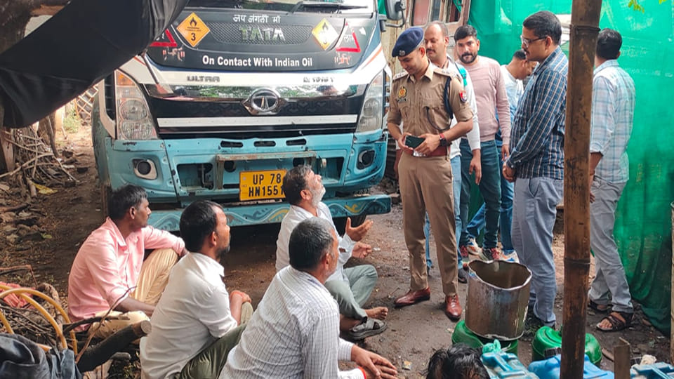 Kanpur: ACP raids oil tanker in Panki, arrests five with 345 liters of stolen oil