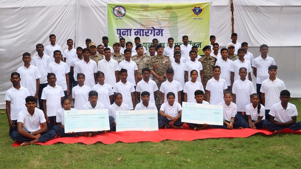 Naxalism continues to crumble 51 Naxalites carrying a reward of ₹66 lakh surrender in Bijapur