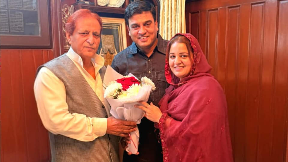 आजम खां से मिलने पहुंचे इरफान व नसीम