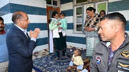 भारतीय सेना के वीर जवान शहीद ढमेश्वर दत्त के घर पहुंचे जयराम ठाकुर।