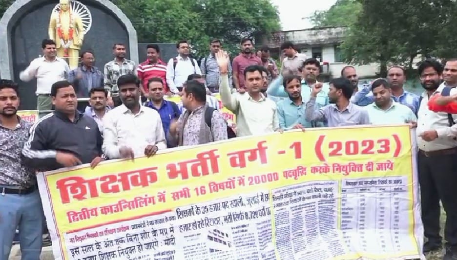 Bhopal News: Teacher recruitment waiting candidates protest, women cut their hair, men shaved their heads to e