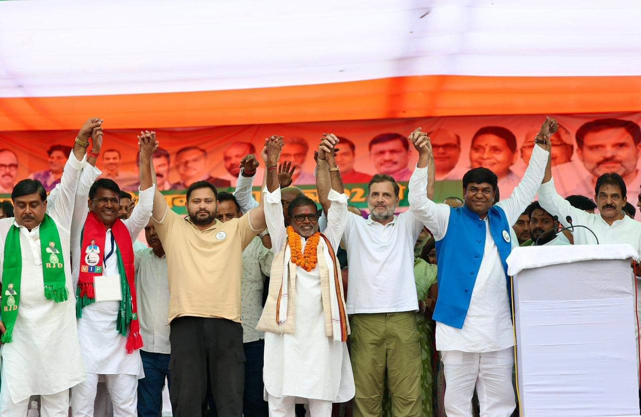 महागठबंधन के नेताओं के साथ राहुल गांधी।