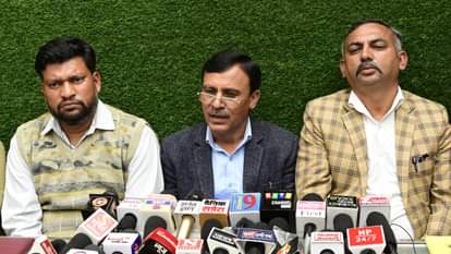 बिजली बोर्ड की नवनियुक्त कार्यकारिणी प्रेस वार्ता को संबोधित करते हुए।