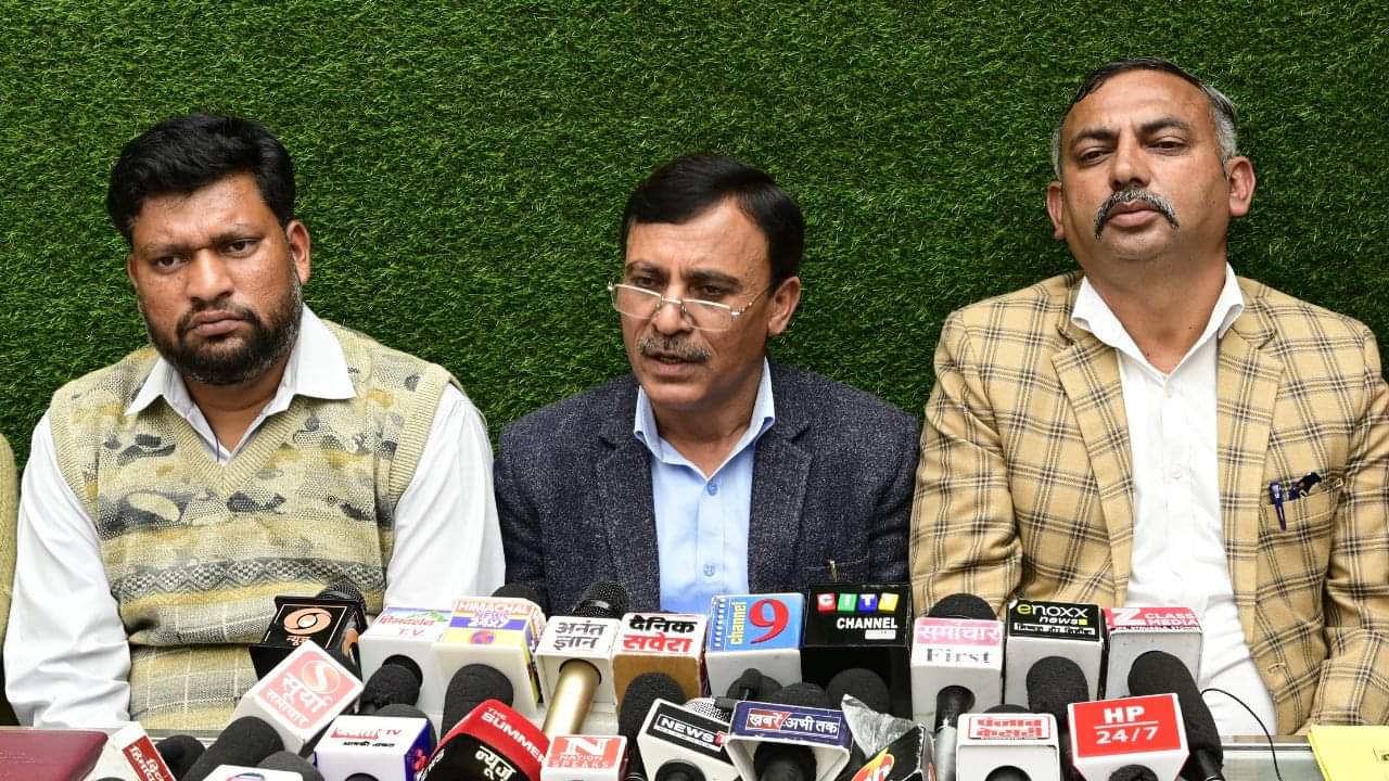 बिजली बोर्ड की नवनियुक्त कार्यकारिणी प्रेस वार्ता को संबोधित करते हुए।