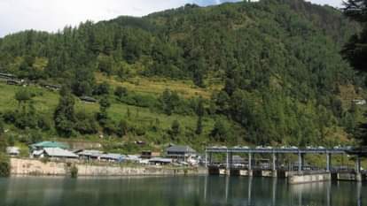 बरोट स्थित शानन विद्युत परियोजना की रेजरवायर।