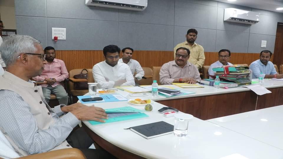 बैठक लेते मंडलायुक्त।