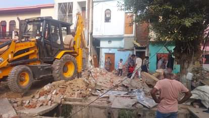 बुलडोजर से ध्वस्त किया गया अतिक्रमण