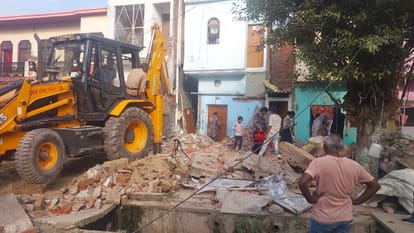 बुलडोजर से ध्वस्त किया गया अतिक्रमण