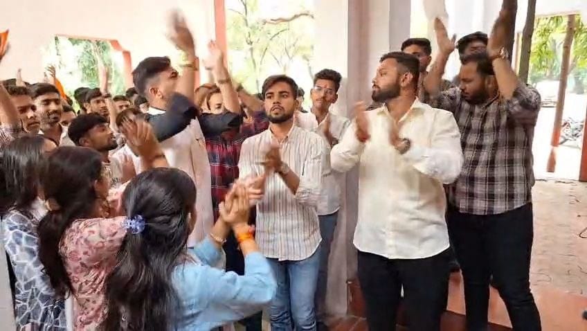 Indore news ABVP protests at DAVV over scholarship delays