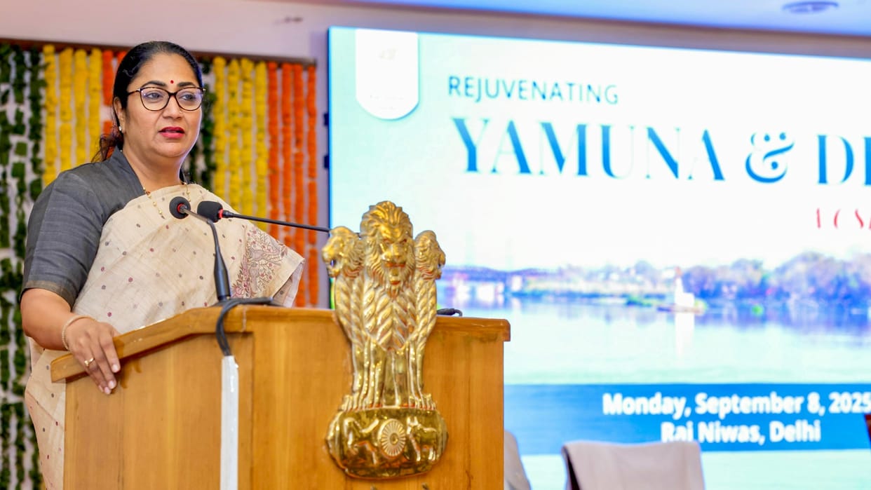 Delhi: CM Rekha Gupta said traffic and pollution will only decrease with shared taxis and electric vehicles