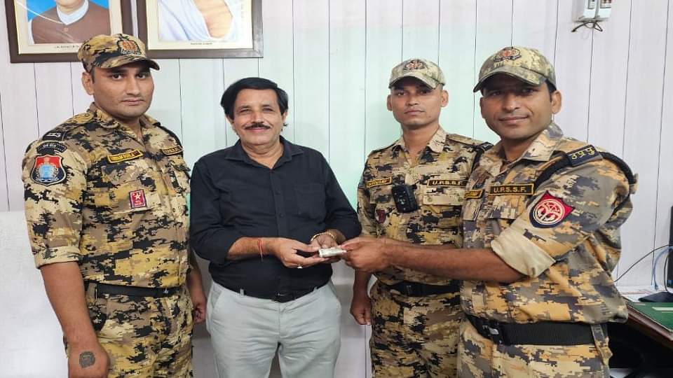 एसएसएफ जवानों ने कार मालिक को सौंपे रुपये
