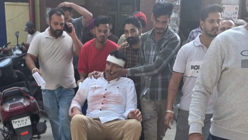 गोली लगने से घायल आप नेता नीतन नंदा।