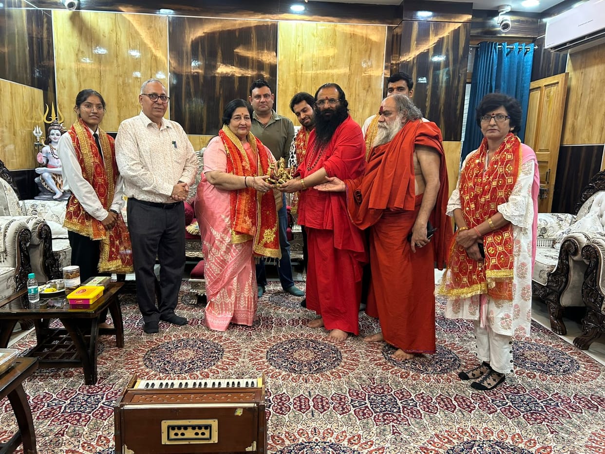 Singer Anuradha Paudwal took blessings from Shri Mahant Ravindrapuri Maharaj talked for Sanatan culture
