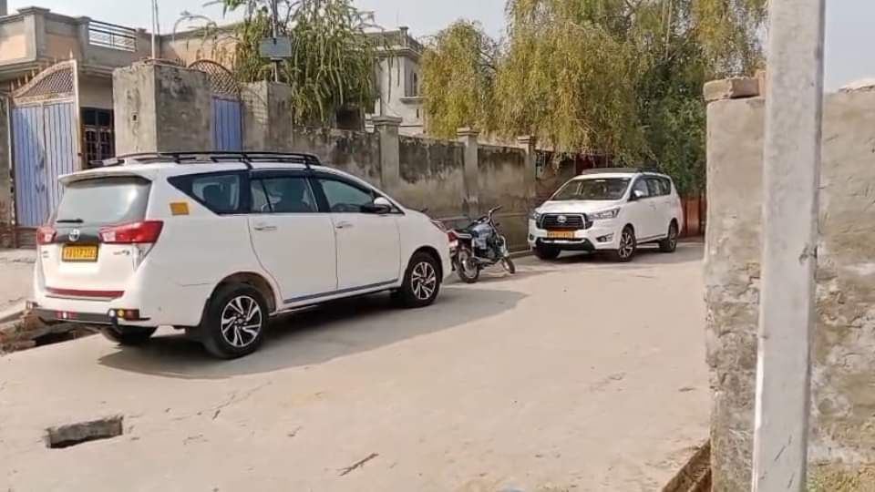 घर के बाहर खड़ी ईडी टीम की गाड़ियां।