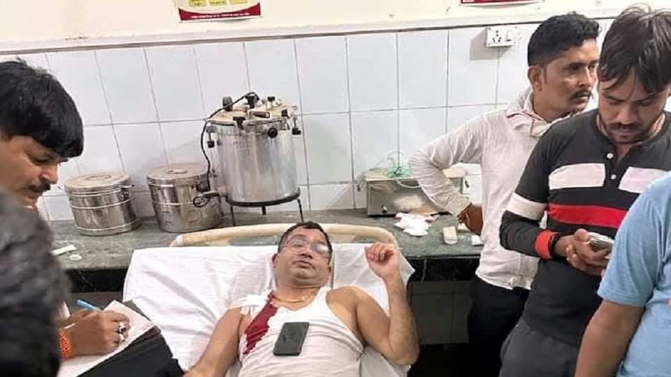 हमले में घायल कांग्रेस नेता।