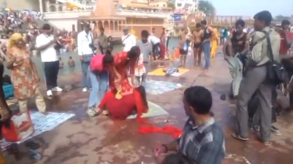 Haridwar: Three women clashed and Fight with each other in Har Ki Pauri area Video Viral