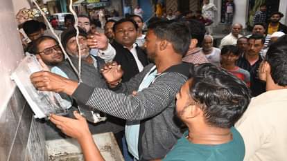 जवाहर नगर में स्मार्ट मीटर लगाने पहुंची टीम का विरोध करते स्थानिय लोग।