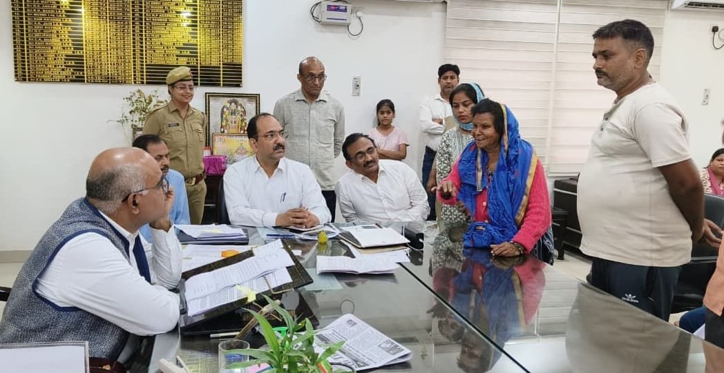 Kanpur Elderly mother thrown out of home by son and daughter in law DM arranged reconciliation