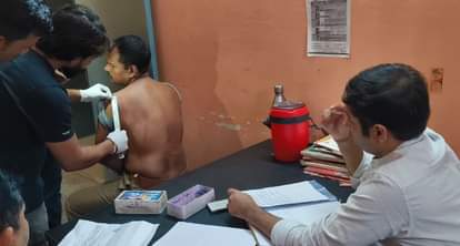 घायल सिपाही जांच करते डॉक्टर