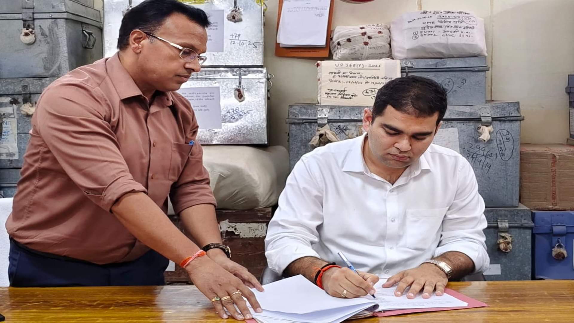 कोषागार में कार्यभार ग्रहण करते नए जिलाधिकारी अमितपाल शर्मा।