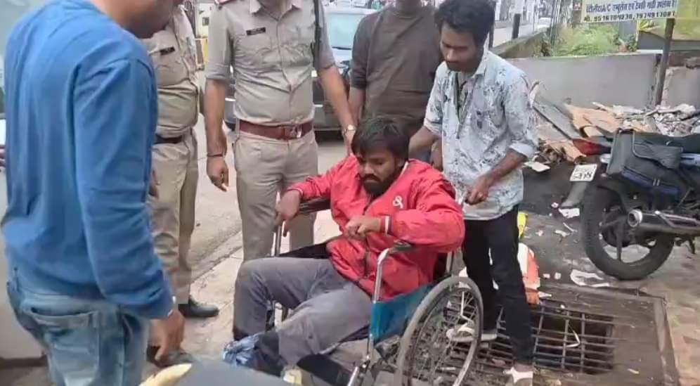 कटनी में भाजपा नेता नीलेश रजक हत्याकांड के एक आरोपी को अस्पताल ले जाया गया।