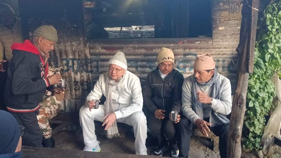 पुराने सहपाठियों के साथ गुड़ की चाय की चुस्कियां लेते सीएम धामी