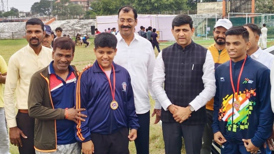 indore news 5 new cricket turf pitches inaugurated at Nehru Stadium Mayor Pushyamitra Bhargava