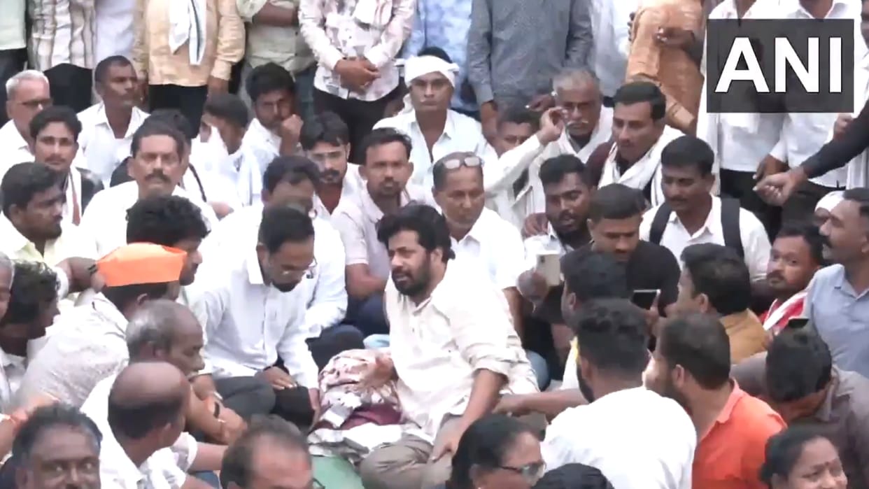 maharashtra nagpur farmers agitation second day demanding loan waivers block nh 44 warns to stop trains