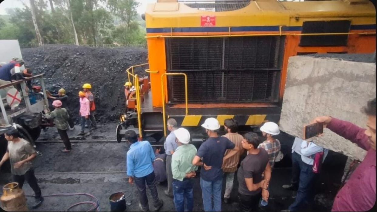 Engine of coal laden goods train derails in Sonbhadra