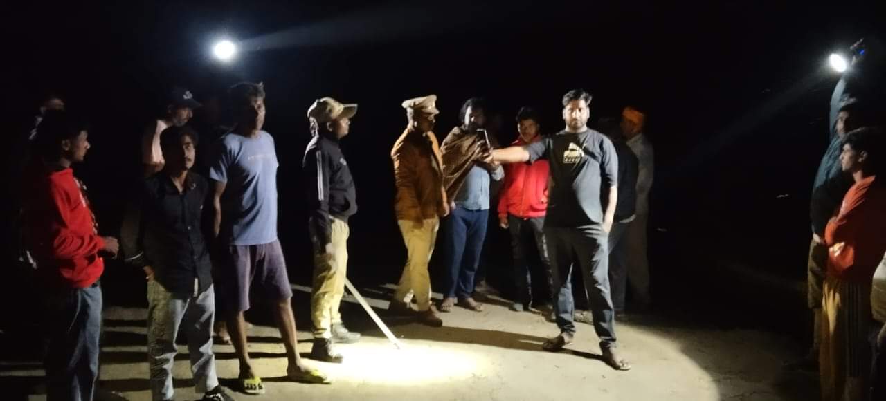 मौके पर जमा लोग।