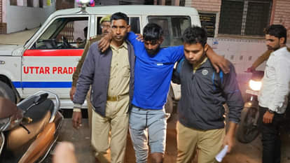 मुठभेड़ में घायल बदमाश रोहित उर्फ कीड़ा को ले जाते पुलिस