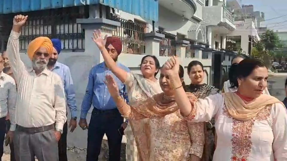 Residents of Green Enclave Balomajra stage protest Mohali