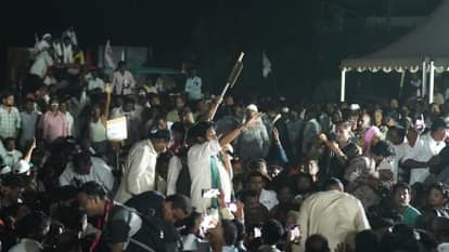 धरना देते किसान।