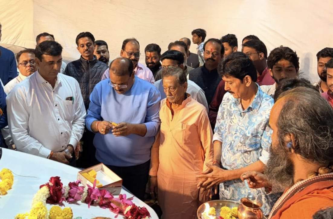 नीलेश चौधरी भाजपा नगर अध्यक्ष सुमित मिश्रा से मिले।