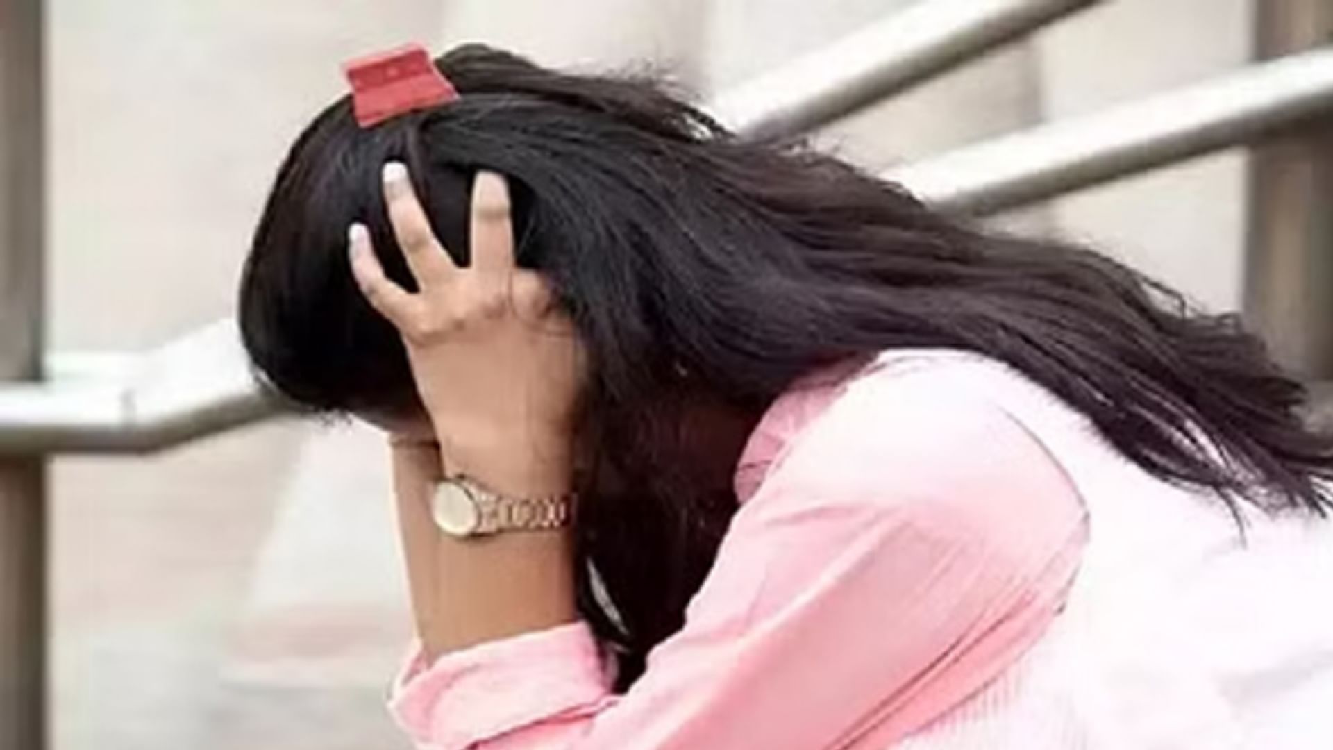 प्रेमी के घर पहुंची लड़की।