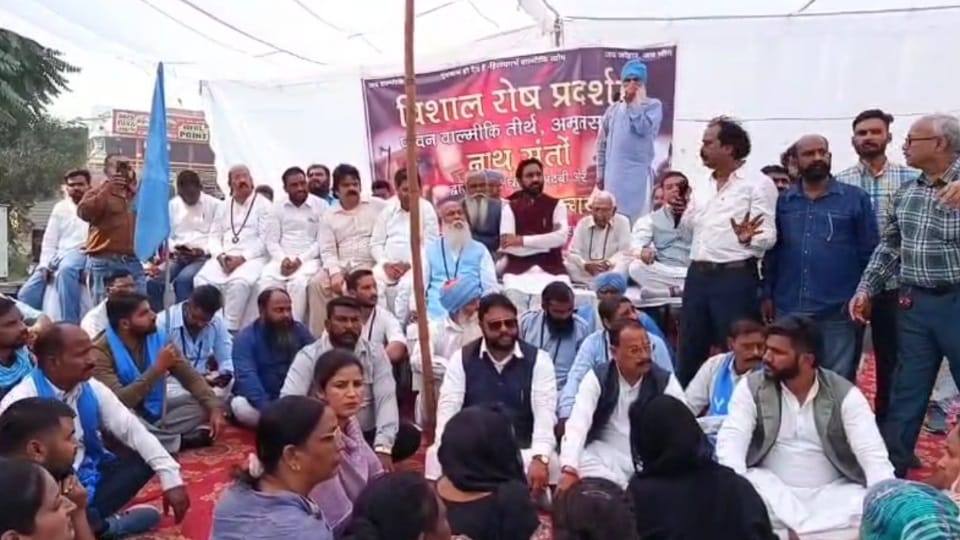 Valmiki organizations blocked Bhandari Bridge amritsar