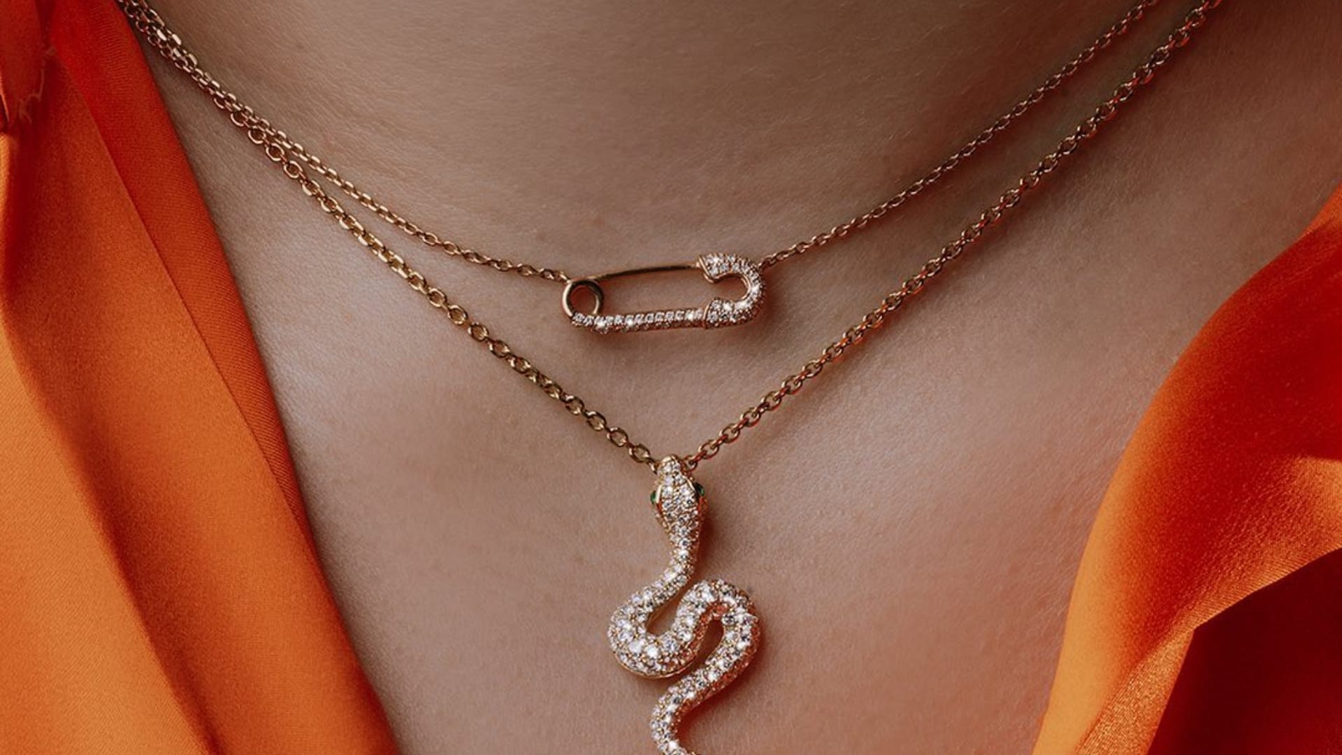 why young generation wear safety pin as necklace details behind safety pin accessory