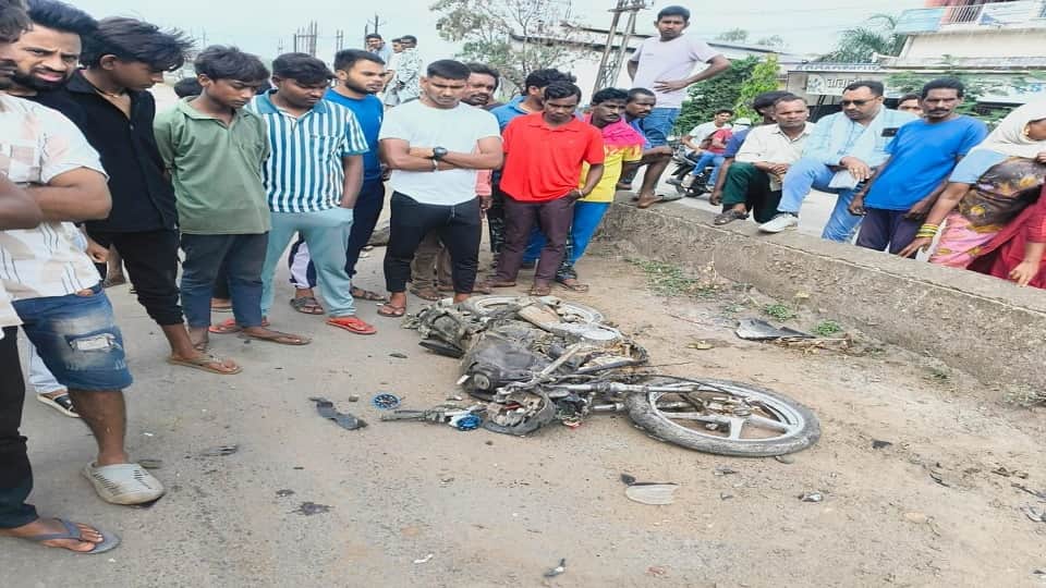 Two people died in a tragic road accident two are in critical condition in Bhatapara