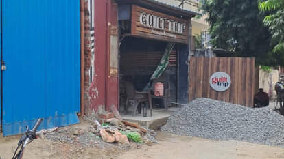 स्वरूपनगर में फुटपाथ से सड़क तक गिट्टी फैलाने पर लगाया जुर्माना