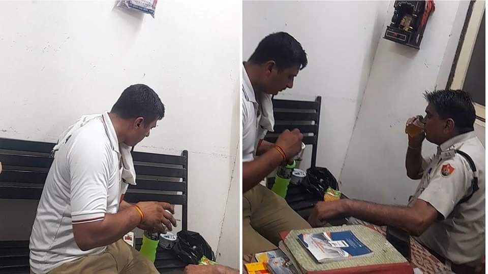 शराब पीते पुलिस कर्मचारी