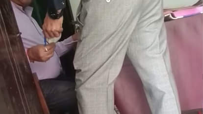 Kanpur: Video of Tehsildar Judicial worker taking bribe goes viral, investigation begins