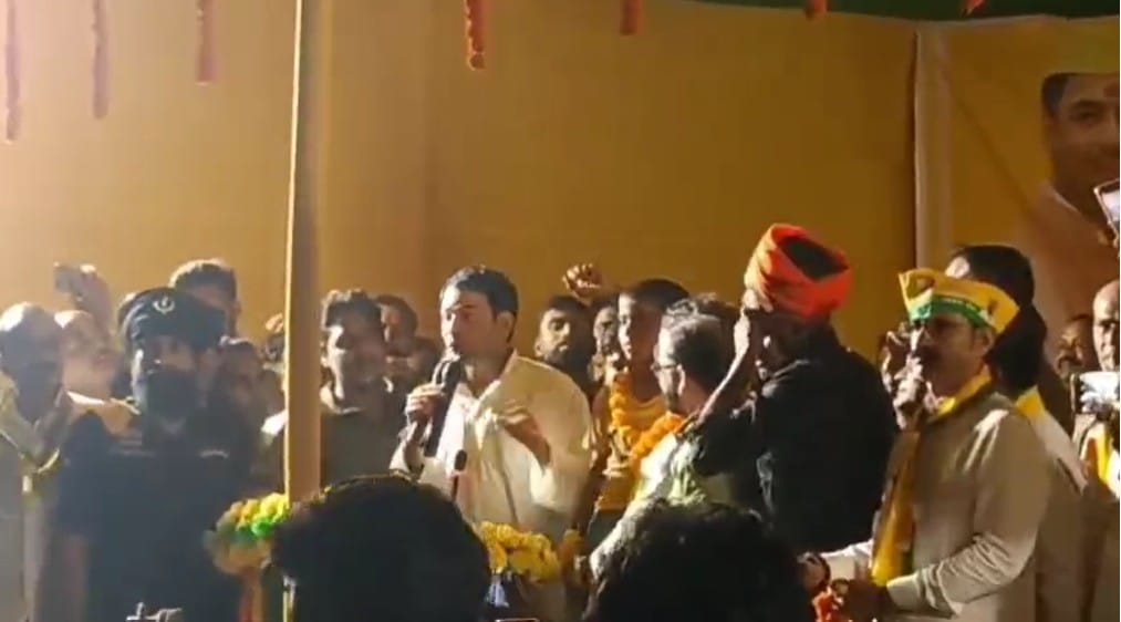 Bihar Election: Tej Pratap faced strong opposition in Vaishali RJD supporters chased him away news in Hindi