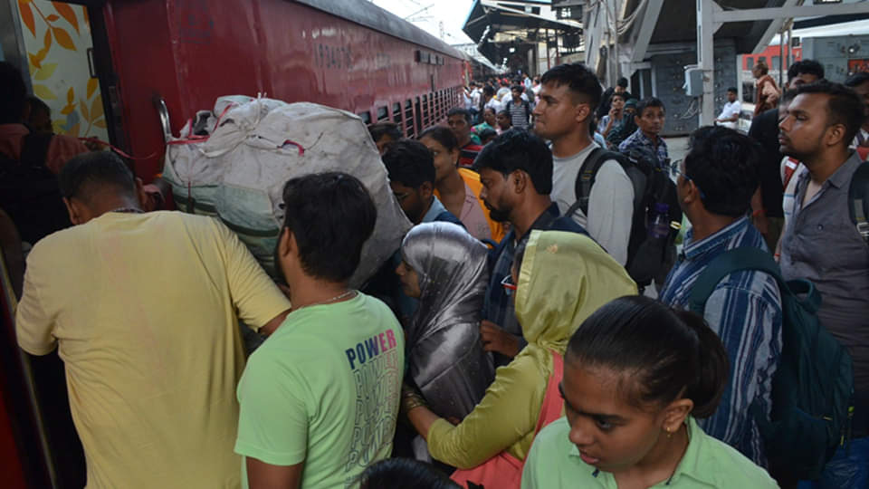 ट्रेन में यात्रियों की भीड़