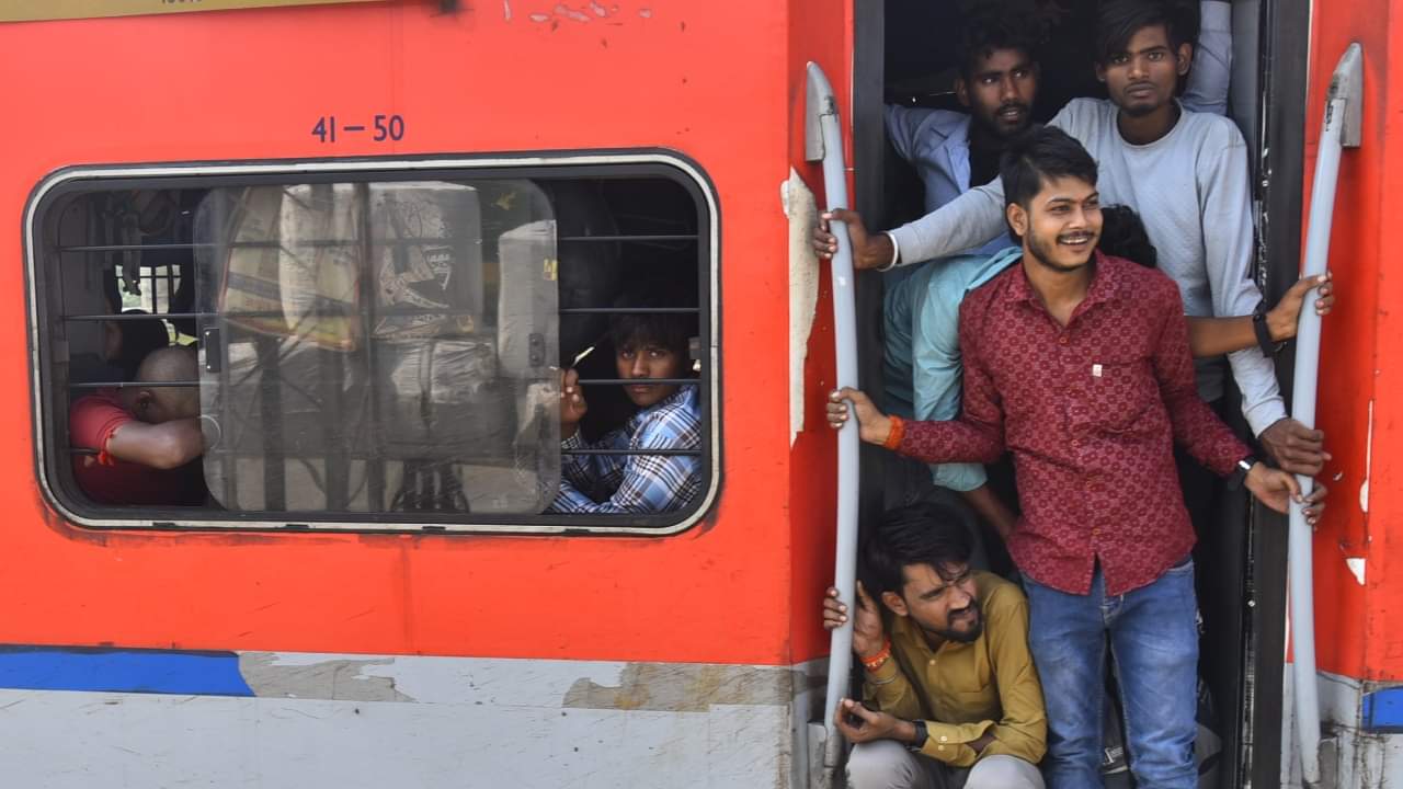 सामान्य बोगी में यात्रियों की भीड़