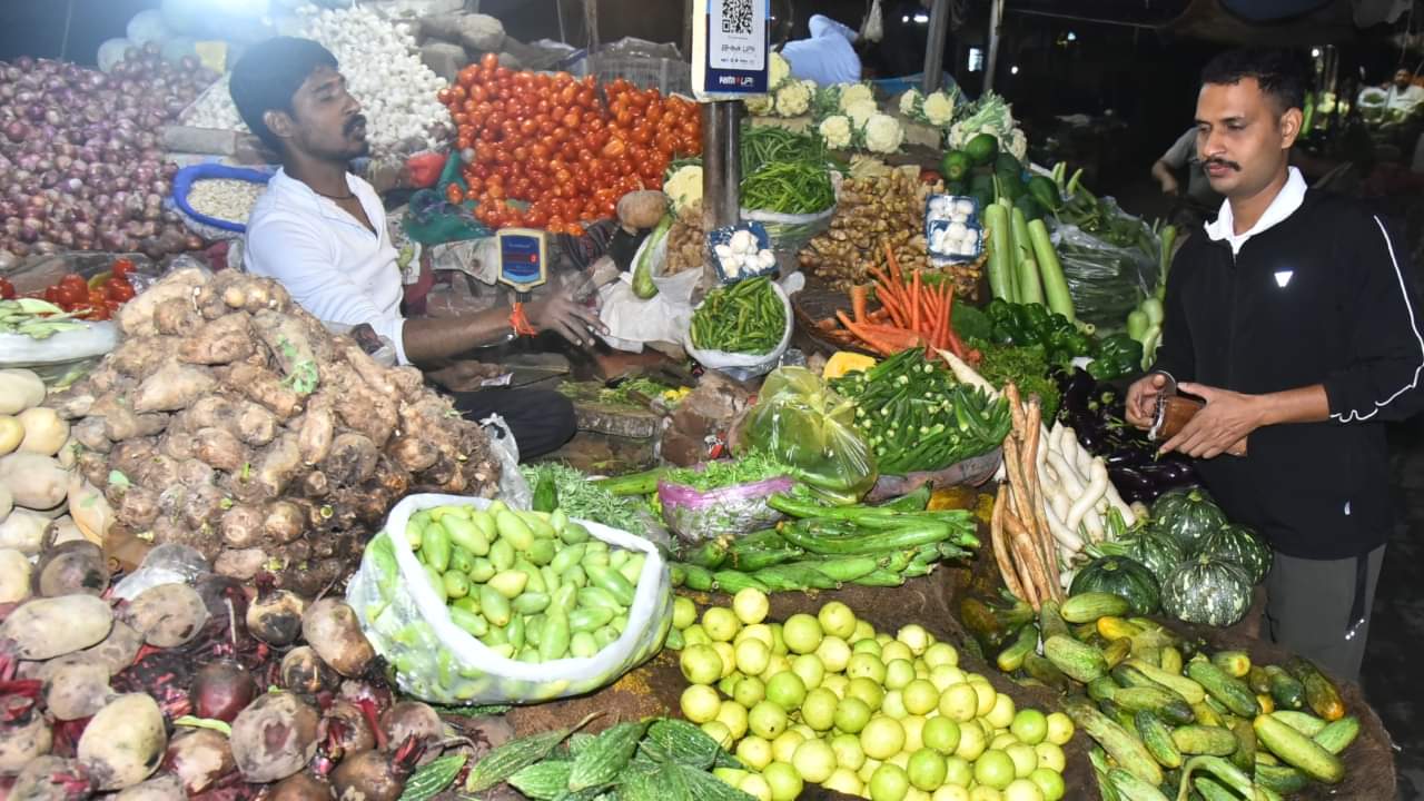 दुकान से सब्जी खरीदते ग्राहक