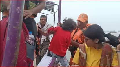 यात्रियों को सुरक्षित निकालती एनडीआरएफ की टीम