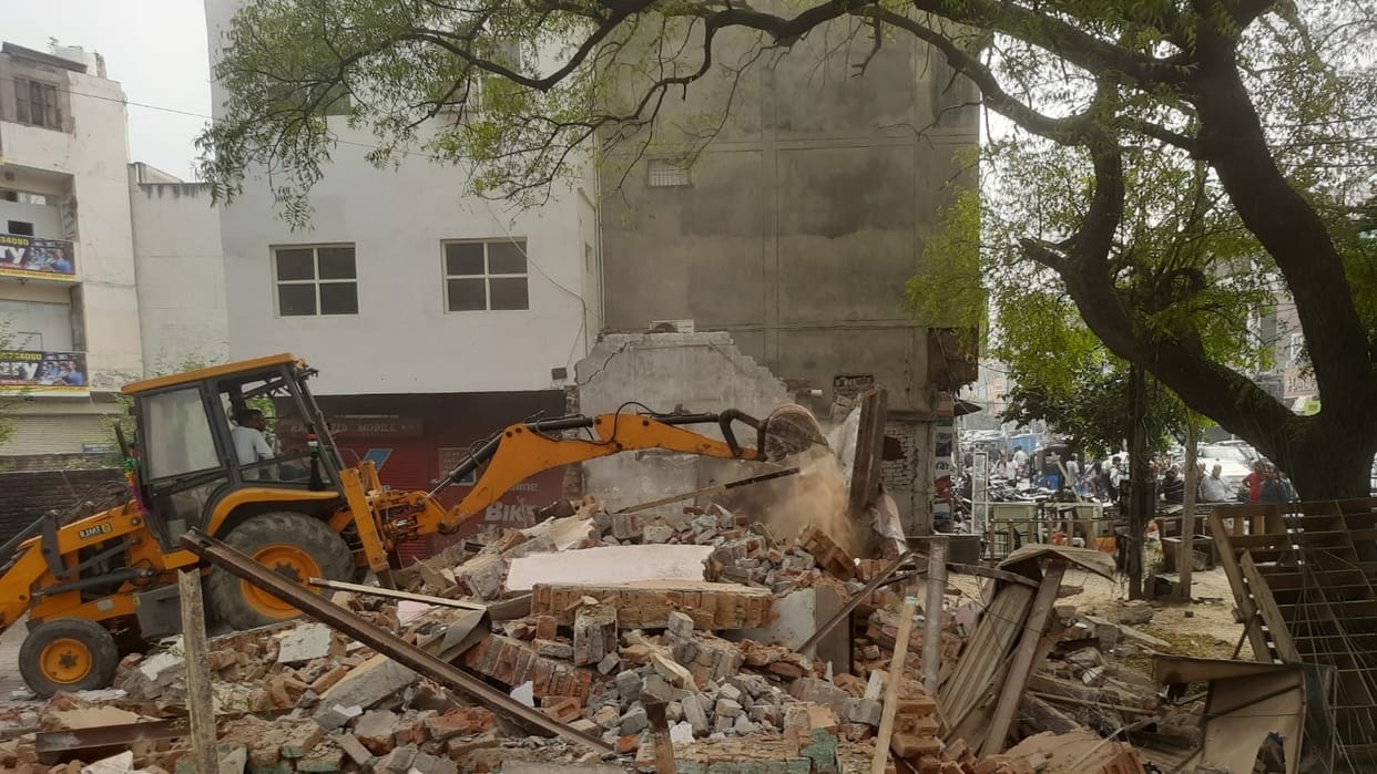Bulldozers demolished 17 shops in Sonipat: They were built on custodian land