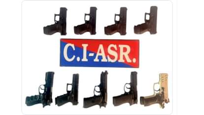 आरोपियों से हथियार बरामद।