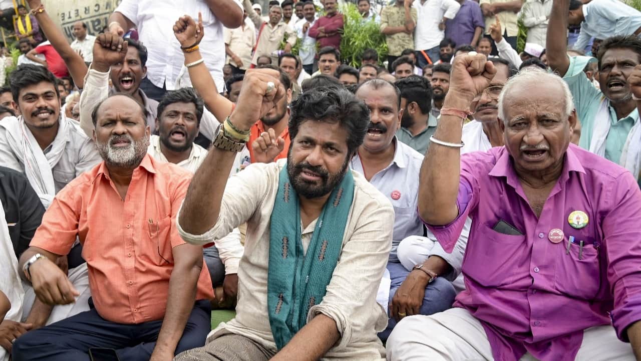 धरना देते किसान