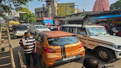 बागला कालेज मार्ग पर जाम में फंसी नवागत डीएम की गाड़ी, साथ में एस्कार्ट